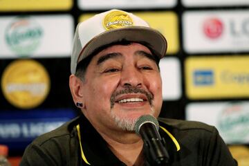 Los rostros de Maradona en su presentación con Dorados