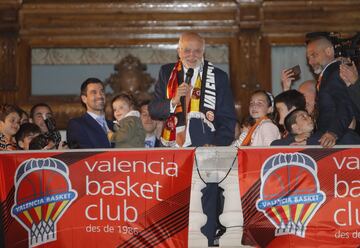 El Valencia Basket en el ayuntamiento. 
Los jugadores en el balcón del consistorio. Juan Roig.