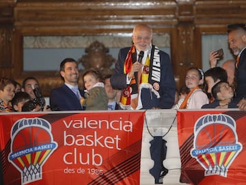 El Valencia Basket en el ayuntamiento. 
Los jugadores en el balcón del consistorio. Juan Roig.