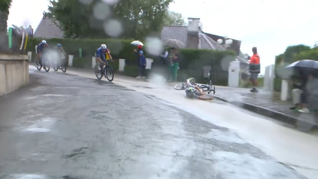 Muy cruel: dura caída de Iván Romeo cuando iba a por la etapa