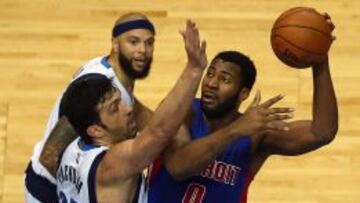 Andre Drummond ante Zaza Pachulia.