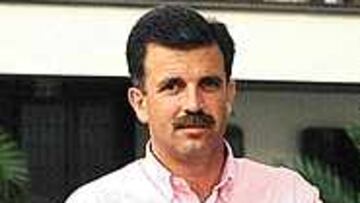 TENSIÓN. Acebal vivió el derby asturiano en el banquillo con muchísima tensión.