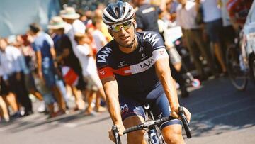 El ciclista mallorqu&iacute;n Vicente Reyn&eacute;s, durante una carrera con el maillot del IAM.