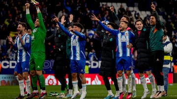 Los jugadores del Espanyol celebran la victoria ante el Betis.