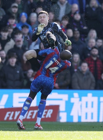 Escalofriante patada del portero Liam Roberts del Millwall de la Championship a Jean-Philippe Mateta jugador del Crystal Palace durante el encuentro de la FA Cup. 