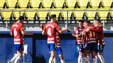 El Granada celebra un gol en La Cer¨¢mica.