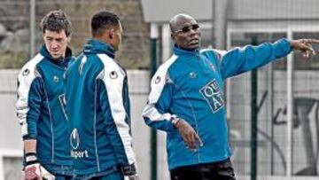 <b>PROFESOR N'KONO. </b>Tommy da instrucciones a Carlos Kameni e Iñaki Lafuente en un entrenamiento reciente en la Ciudad Deportiva.