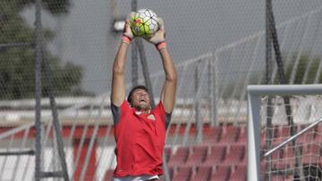 David Soria se lesiona la mano y el Sevilla busca portero