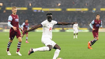 Davinson Sánchez criticado en primer amistoso de Tottenham, mientras se define su futuro