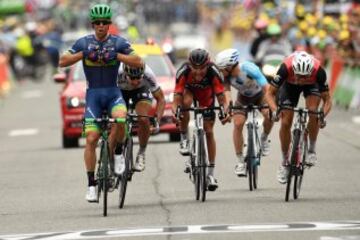 Michael Matthews celebra la victoria en la décima etapa del Tour de Francia.