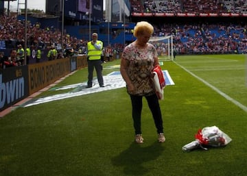 Desde 1995 y hasta el último partido en el Calderón, Margarita Luengo dejaba un ramo de claveles rojos y blancos sobre el tiro de esquina del fondo norte. La razón: la vez que aventó cuatro claveles al córner, los colchoneros ganaron 4-0 al Athletic de Bilbao. El ramo tenía la misión de inspirar a Pantic, cuyo toque de pelota desencadenó dos de los goles de aquel partido. ¿Continuará la tradición en el nuevo estadio?