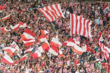 Guadalajara y Monarcas disputaron el título copero de la Liga MX y los aficionados mostraron el colorido en las tribunas. ¡Mucho amor!