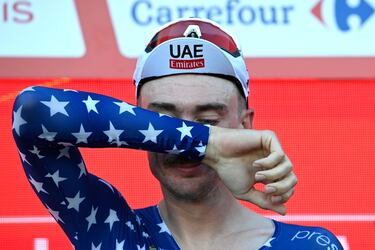 Brandon McNulty se emociona en el podio tras ganar su primera etapa en La Vuelta a España.