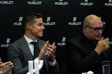 James Rodríguez habló en rueda de prensa en Bogotá. El mediocampista  aseguró que se quedará en Bayern Múnich hasta terminar su contrato en junio del próximo año y dijo que espera que se nombre pronto al técnico de la Selección Colombia.