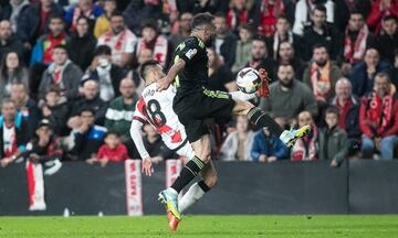 Jugada del penalti por mano de Dani Carvajal. El árbitro Martínez Munueera, trsa revisar la acción en el VAR, señala los once metros.