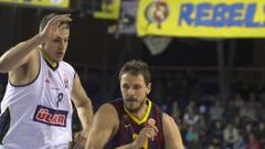 El alero del Fenerbahce Ulker Estambul Nemanja Bjelica (i) y el ala p&iacute;vot del FC Barcelona Bostjan Nachbar luchan por el bal&oacute;n durante el partido de la Euroliga que disputan hoy en el Palau blaugrana de Barcelona. EFE/Alejandro Garc&iacute;a