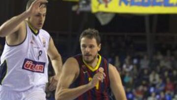 El alero del Fenerbahce Ulker Estambul Nemanja Bjelica (i) y el ala p&iacute;vot del FC Barcelona Bostjan Nachbar luchan por el bal&oacute;n durante el partido de la Euroliga que disputan hoy en el Palau blaugrana de Barcelona. EFE/Alejandro Garc&iacute;a