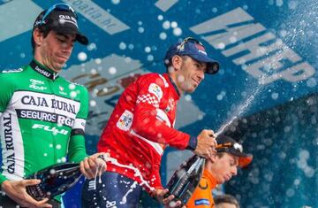 Jaime Rosón posa junto a Vincenzo Nibali y Jan Hirt en el podio del Tour de Croacia.