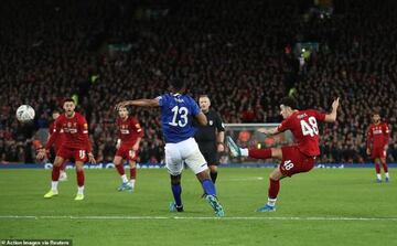 El momento en el que Jones remata y Mina intenta llegar para cortar, pero nada puede hacer y el balón termina en gol.