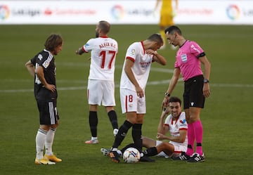 ¡Munir está tendido sobre el césped! Parece que tiene problemas musculares