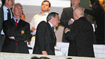 <b>TRAS LA REUNIÓN, TODOS AL BERNABÉU</B>Florentino Pérez , Franz Beckenbauer, Jorge valdano y Adriano Galliani asistieron tras la reunión y el almuerzo a la segunda semifinal del trofeo Santiago Bernabéu, en la que se enfrentaron el Milán y el Bayern. En el palco también saludaron a Rivaldo.