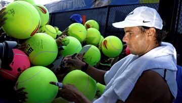 -FOTODELDIA- Nueva York (Estados Unidos), 25/08/2019.- Rafael Nadal de España firma autógrafos en el Arthur Ashe Kid´s Daydel US Open es hoy, en el National Tennis Center ´Billie Jean King´ de Flushing Meadow Corona Park, e
