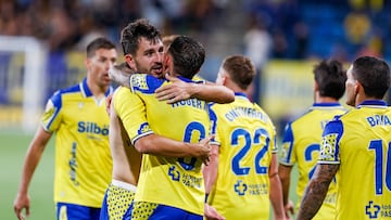 Víctor Chust celebra con Roger Martí el gol de la remontada el pasado viernes antes el Almería.