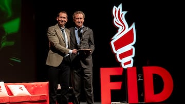 Jorge Valdano recibe el premio FID de manos de Francisco del Río.
