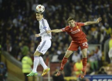 El centrocampista colombiano del Real Madrid, James Rodríguez  lucha por el balón con Joe Allen.