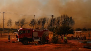Maule, 24 de diciembre 2025
Personal de Bomberos trabaja en la alerta roja decretada para las comunas de Maule por incendios forestales cercanos a lugares habitados
Jose Robles/ Aton Chile