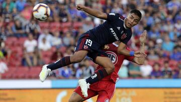 Nicolás Guerra pelea la pelota.