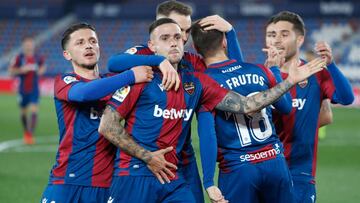 Roger celebra el primer gol con sus compañeros.