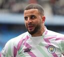 Kyle Walker, grabado borracho, bajándose el pantalón y besando a otra mujer en un bar