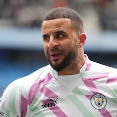 Kyle Walker, grabado borracho, bajándose el pantalón y besando a otra mujer en un bar