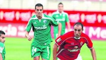 <b>OTRO PALO. </b>Capdevila volvió a tener una mala tarde, como el resto del equipo, en Nueva Condomina.