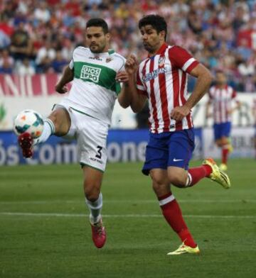 Atletico Madrid's Diego Costa (R) and Elche's Alberto Botia fight for the ball during their Spanish first division soccer match at Vicente Calderon stadium in Madrid April 18, 2014. REUTERS/Juan Medina (SPAIN - Tags: SPORT SOCCER)