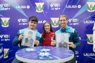 Juan Cruz (izquierda) y Darko Brasanac (derecha) posan con una aficionada que les ha llevado dos dibujos hechos a mano. 