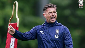 Colin Bell en un entrenamiento de Corea del Sur Femenino.