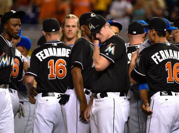 Derek Dietrich, junto a varios compañeros de su equipo, abrumado con sentimientos. 