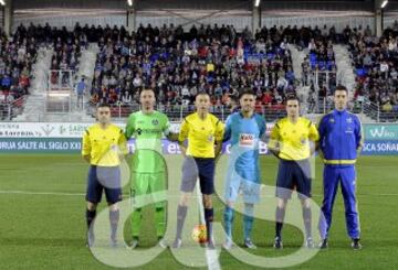 Partido Eibar-Getafe. Iglesias Villanueva con sus asistentes Costoya Rodríguez, Ramos Ferreiros y el cuarto árbitro Muñiz Ruiz y los capitanes Capa y Alexis.