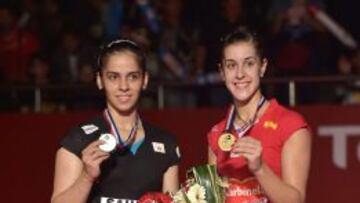 Saina Nehwal escolta a Carolina Mar&iacute;n en el podio.