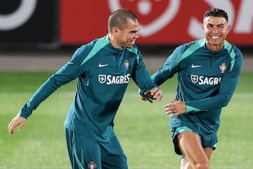 Oeiras (Portugal), 23/03/2024.- Cristiano Ronaldo (R) and Pepe of Portugal attend a training session in Oeiras, Portugal, 23 March 2024. Portugal will play a friendly international match against Slovenia on 26 March in preparation for the upcoming Euro 2024. (Futbol, Amistoso, Eslovenia) EFE/EPA/MIGUEL A. LOPES
