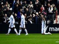 Kuki festeja arrodillado.