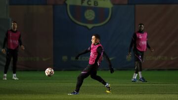 Soccer Football - Champions League - FC Barcelona Training - Ciutat Esportiva Joan Gamper, Barcelona, Spain - November 22, 2021 FC Barcelona&#039;s Sergino Dest during training REUTERS/Albert Gea