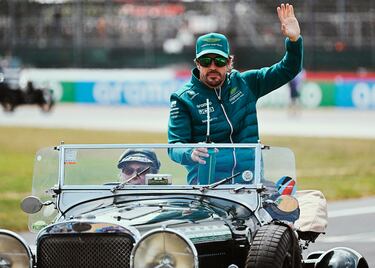 Fernando Alonso en un coche de época llegando al circuito de Silverstone  antes del inicio de la carrera del Gran Premio de Gran Bretaña.