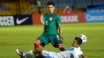 AME4422. CIUDAD DE GUATEMALA (GUATEMALA), 13/02/2023.- Héctor Prillwitz (abajo) de Guatemala disputa hoy el balón con José Urías de México, durante un partido por el Campeonato Sub-17 de Concacaf clasificatorio para la Copa Mundial de Fútbol Sub-17 Perú 2023, en Ciudad de Guatemala (Guatemala). EFE/ Esteban Biba
