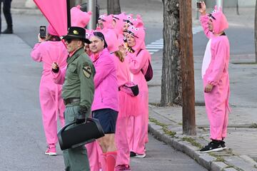 Varias personas disfrazadas de 'La Pantera Rosa' antes de participar en la carrera San Silvestre Vallecana 2024.