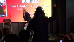 Archivan la denuncia contra el tío de Rubiales por lanzarle huevos en la presentación de su libro