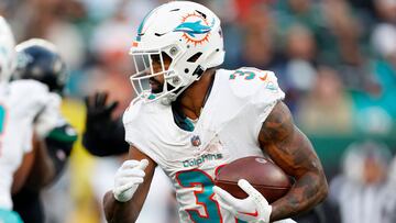 EAST RUTHERFORD, NEW JERSEY - NOVEMBER 24: Raheem Mostert #31 of the Miami Dolphins runs the ball against the New York Jets during the second quarter in the game at MetLife Stadium on November 24, 2023 in East Rutherford, New Jersey. Rich Schultz/Getty Images/AFP (Photo by Rich Schultz / GETTY IMAGES NORTH AMERICA / Getty Images via AFP)
