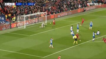 El gesto de impotencia de Casillas a Óliver por la mala suerte del 1-0